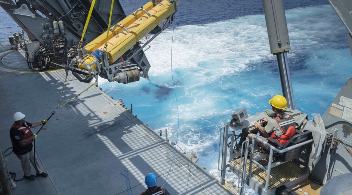 The Knifefish autonomous underwater vehicle seen being deployed from the expeditionary fast transport vessel USNS 
        
        .