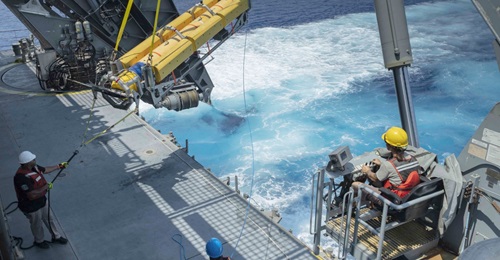 The Knifefish autonomous underwater vehicle seen being deployed from the expeditionary fast transport vessel USNS 
        
        .