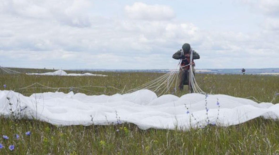 A VDV trooper collects his D-10 parachute after a landing. That process can be slow and create a vulnerability if the formation is deployed directly into combat.