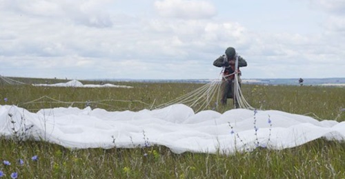 A VDV trooper collects his D-10 parachute after a landing. That process can be slow and create a vulnerability if the formation is deployed directly into combat.