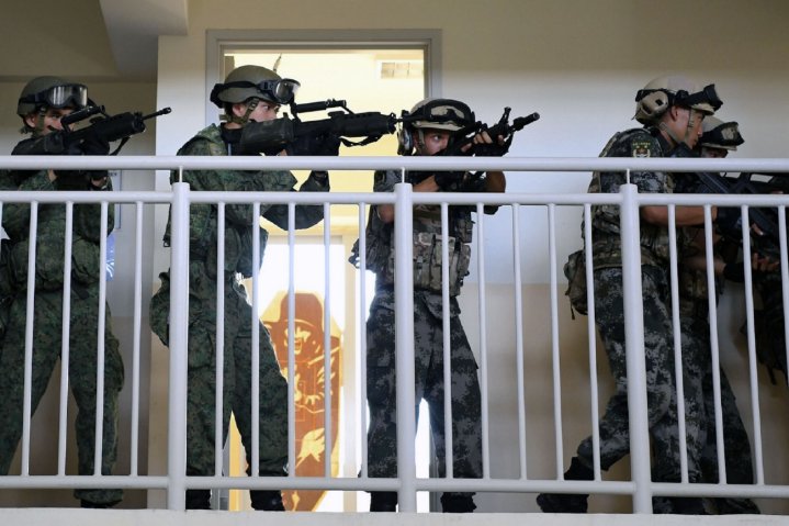 Singapore Armed Forces and People’s Liberation Army special forces personnel conducting a mock urban assault against a simulated terrorist threat. (MINDEF)