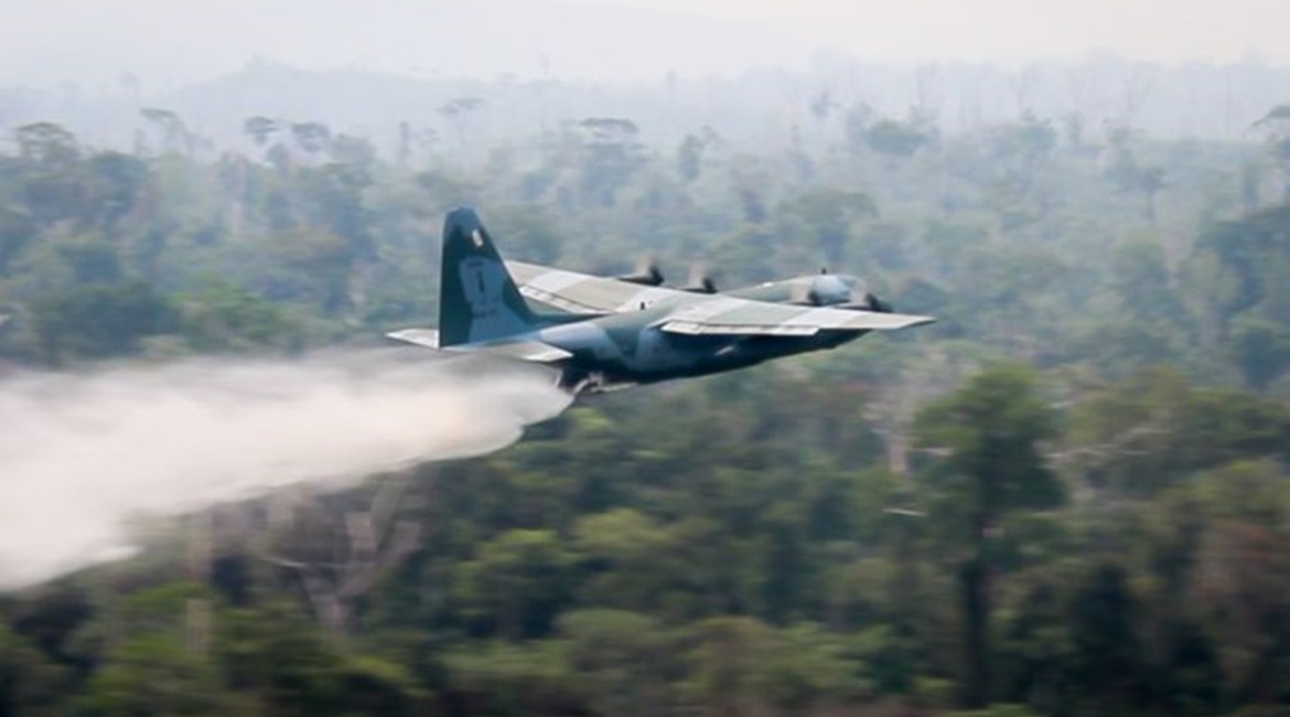 The FAB on 24 August used two C-130s featuring the MAFFS to fight fires that have spread in the Brazilian Amazon.