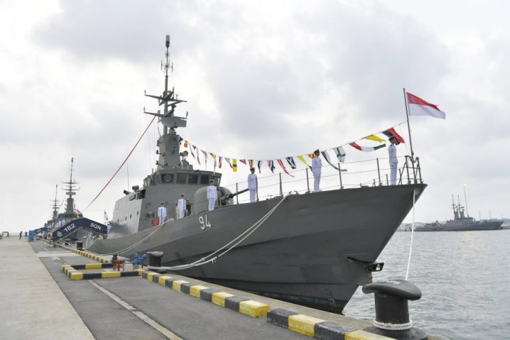 
        RSN patrol vessels RSS
        Fearless
        (foreground), RSS
        Brave
        (middle), and RSS
        Dauntless
        (background-left) during their decommissioning ceremony on 27 August at Tuas Naval Base.
       (MINDEF)