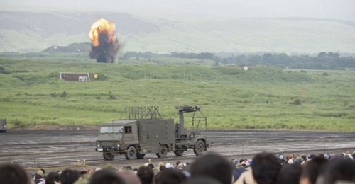 The JGSDF displayed another element of its NEWS road-mobile EWsystem at the 'Fuji Firepower 2019' exercise. The element seen here is designed to cover the VHF frequency band.