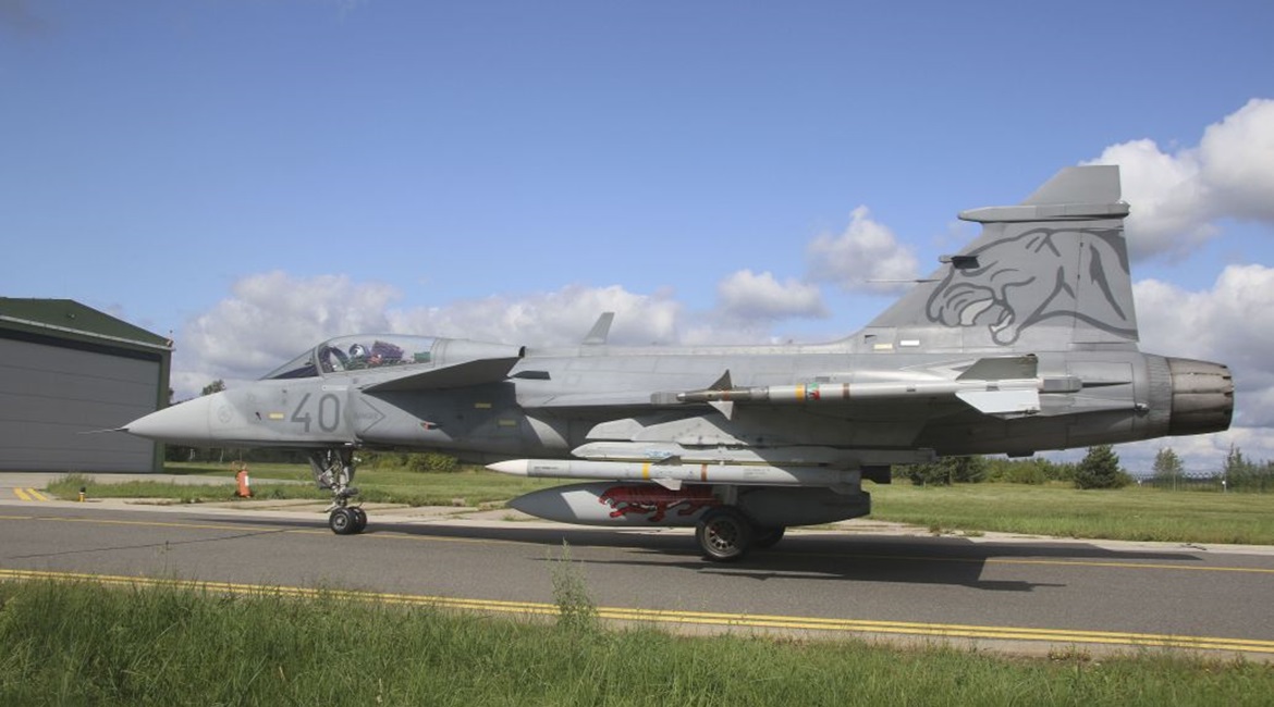 A Hungarian Air Force JAS 39C Gripen, armed with two AIM-120C5 AMRAAMs and two AIM-9L Sidewinders, taxies to its alert barn after a scramble.