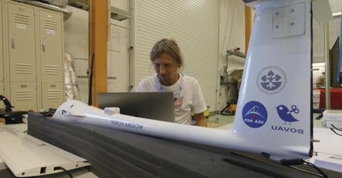 UAVOS on 2 August lifted the HiDRON stratospheric glider UAV by a balloon to the 98,425 ft target altitude, a new record altitude for the aircraft.