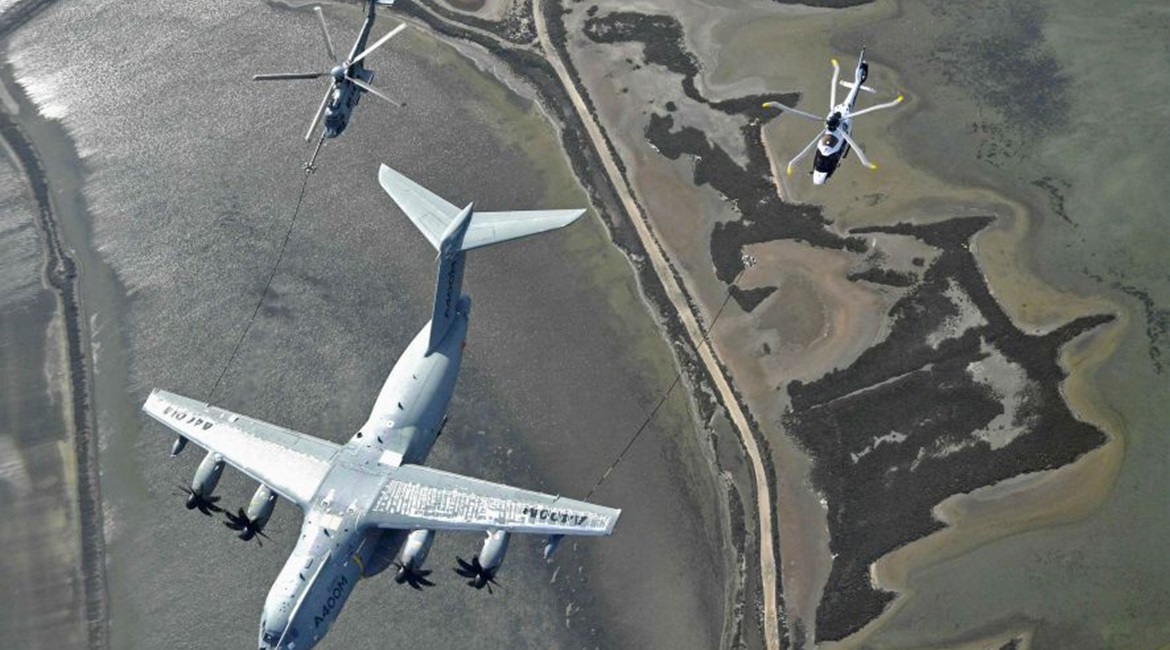 During trials, an A400M made dry aerial refuelling contacts with an H225M (right hose) while an H160 (left hose) conducted proximity tests.