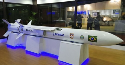 The Avibras AV-MTC/MTC-300. The original mid-body fixed-wing assembly has been replaced with fold-out wings.