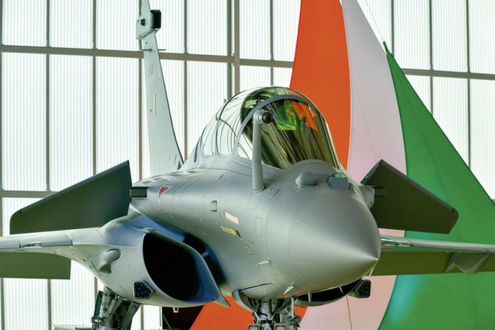 Dassault Aviation handed over the first of 36 Rafale multirole fighters on order for the Indian Air Force in a ceremony held on 8 October at the company’s facility in Bordeaux-Mérignac. (Dassault Aviation/S Randé)