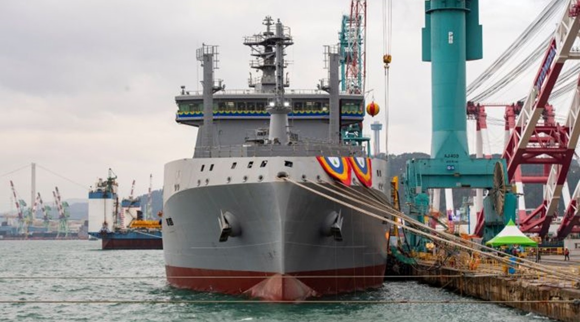The RNZN's future fleet tanker/replenishment vessel was officially christened 
        
         in a ceremony held on 25 October at HHI's facilities in Ulsan.