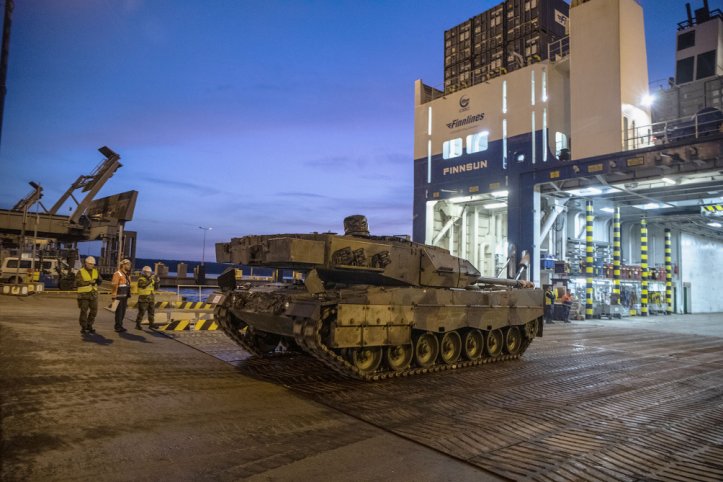 One of the final Leopard 2A6FIN MBTs delivered to Finland arriving at Vuosaari Harbour. (Finnish Defence Forces/Nea Holopainen)