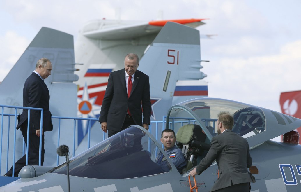 Russian President Vladimir Putin and Turkish President Recep Tayyip Erdogan look over a Sukhoi Su-57 on 27 August at this year’s Moscow Air Show. A deal under which Turkey will acquire Su-35s and Su-57s has reportedly been sealed. (Mikhail Svetlov/Getty Images)