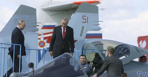 Russian President Vladimir Putin and Turkish President Recep Tayyip Erdogan look over a Sukhoi Su-57 on 27 August at this year's Moscow Air Show. A deal under which Turkey will acquire Su-35s and Su-57s has reportedly been sealed.