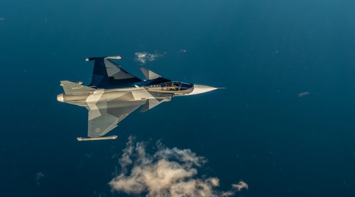 The first series-production Gripen E for Sweden, aircraft 6002, flew in a new splinter tri-tone grey camouflage pattern reminiscent of the Swedish Air Force's green and brown scheme from the Cold War.