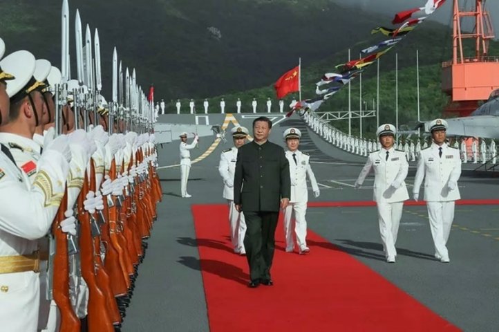 Chinese President Xi Jinping attended the commissioning ceremony of
Shandong
, the PLAN's second aircraft carrier, on 17 December at the Sanya-Yulin naval base on Hainan Island.
(Via 81.cn)