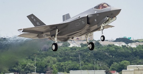 This new F-35 sustainment contract includes industry sustainment experts supporting pilot and maintainer training, which concerns a Pentagon watchdog.