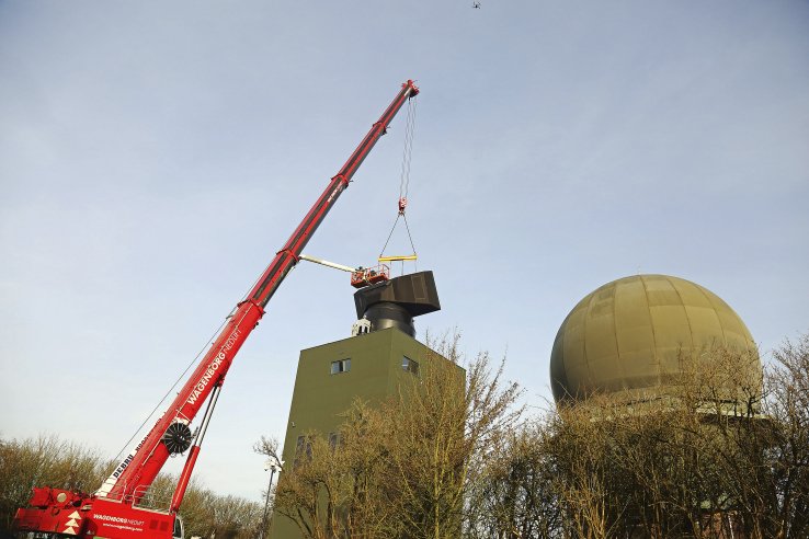 The RNLAF’s AOCS in Nieuw Milligen received a SMART-L radar (centre) to replace its MPR (right) in Wier on 16 January. (Dutch MoD)