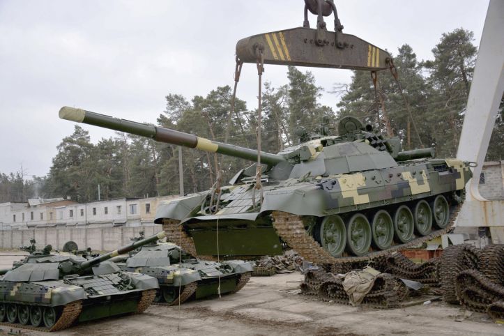 The first T-72AMTs being transferred to the Ukrainian Armed Forces. (Ukrainian Logistics Command)