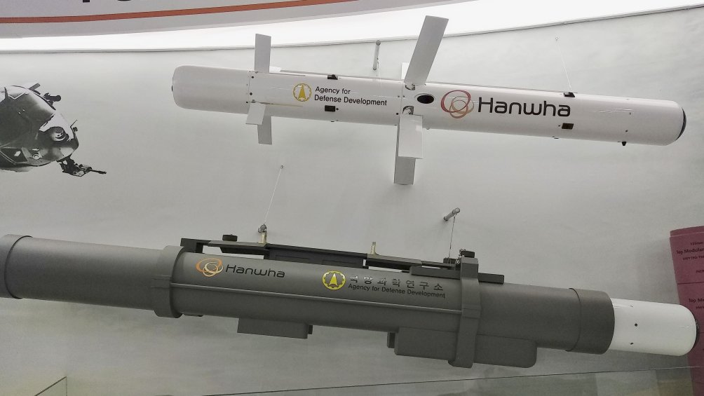 The Chungum missile (top) and its dual-tube launcher (bottom) as displayed at the 5–9 Defexpo 2020 exhibition in Lucknow. (Jane’s/Rahul Udoshi)