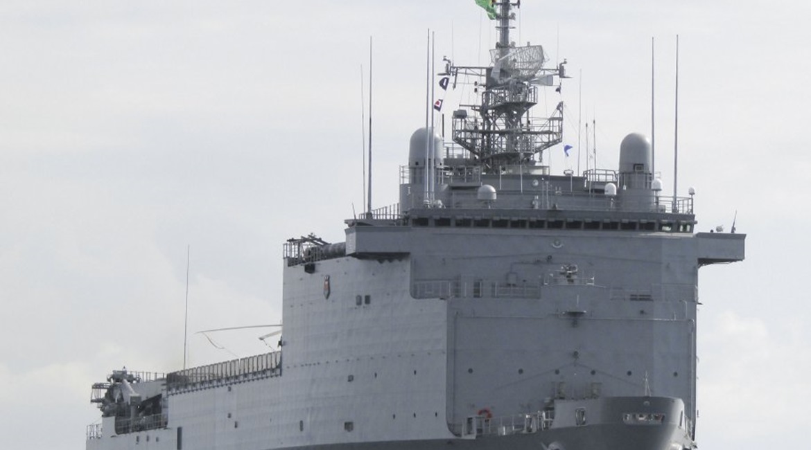 The former French Foudre-class LPD FS 
        
         was transferred to Brazil on 10 March 2016 to become the multipurpose amphibious ship 
        
         (G40).