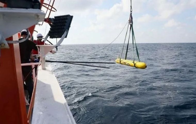 
        The crew of the Chinese scientific research vessel
        Xiang Yang Hong 06
        recovers one of the 12 Haiyi underwater gliders deployed in the Indian Ocean in early 2020.
       (Deepfar Ocean Technology)