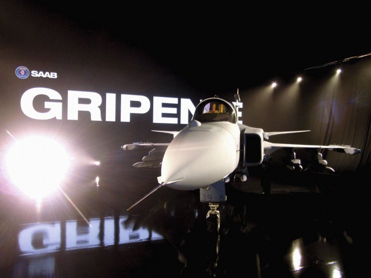 Seen at its rollout in 2017, the Gripen E is now moving into testing of its tactical mission systems ahead of delivery to the Swedish and Brazilian air forces. (Jane’s/Gareth Jennings)