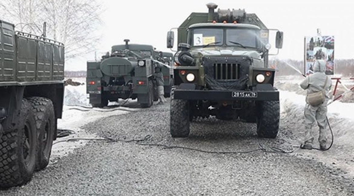 Russian CBRN protection troops decontaminate military vehicles during a readiness exercise on 25-28 March.