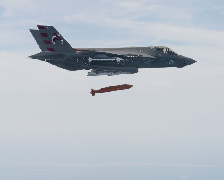 A USN F-35C releases a JSOW C glide munition during operational test and integration on the platform at China Lake in 2019. (Raytheon Technologies)