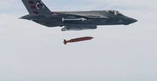 A USN F-35C releases a JSOW C glide munition during operational test and integration on the platform at China Lake in 2019.
