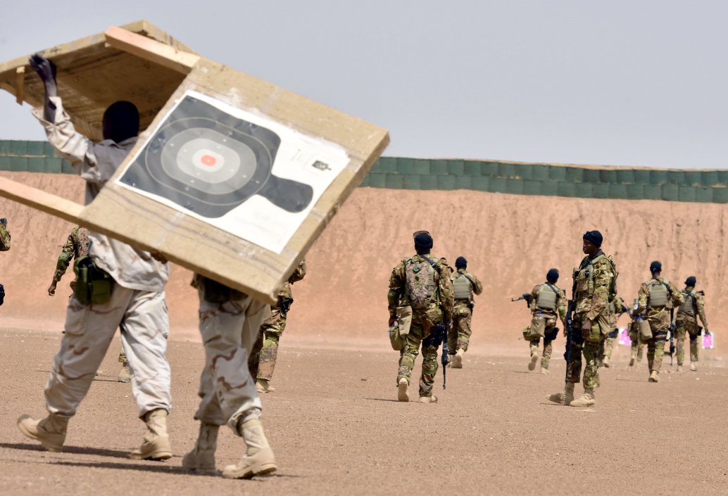 Malian and Mauritanian soldiers participate in training at the Kamboinsé General Bila Zagre military camp near Ouagadougo in Burkina Faso during a military anti-terrorism exercise with US Army instructors on 12 April 2018. Approximately 1,500 African, US, and European troops began manoeuvres in Burkina Faso, and western and northern Niger, to exercise against the terrorist threats in these regions. (Credit: Issouf Sanogo/AFP via Getty Images)