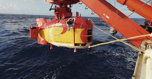 Haidou-1 seen being recovered by the research ship 
        
        .