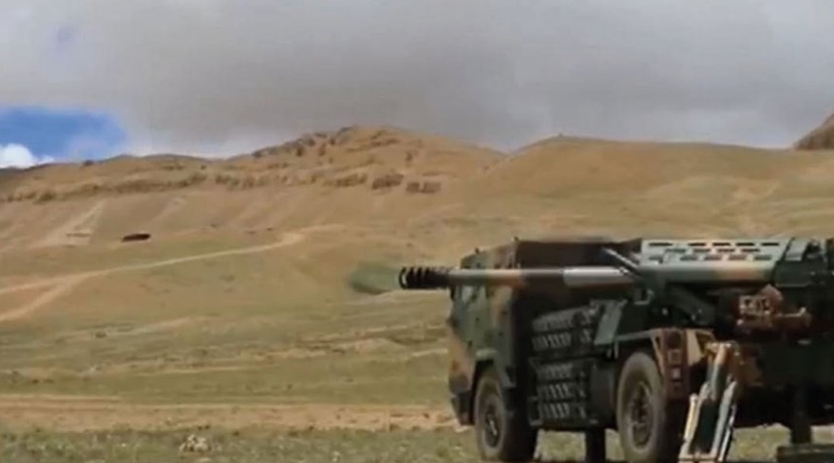 A screengrab of CCTV 13 footage released on 10 August showing a new 4×4 SPH fitted with what has been reported to be a 122 mm gun.