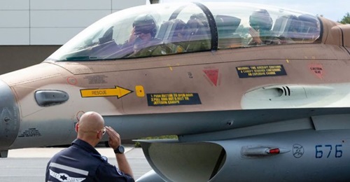 IAF F-16D crewmembers are greeted by an Israeli ground handler on their arrival into Germany for the first time in Israel's history.