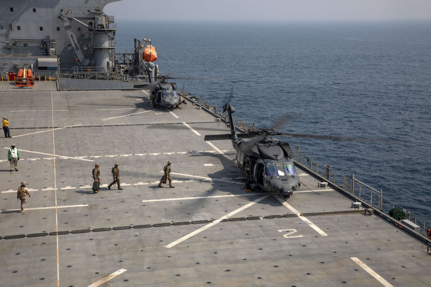 US personnel board an Emirati UH-60L Black Hawk that landed on USS
Lewis B Puller
during a live-fire exercise in the Gulf on 11 August.
(US Marine Corps )