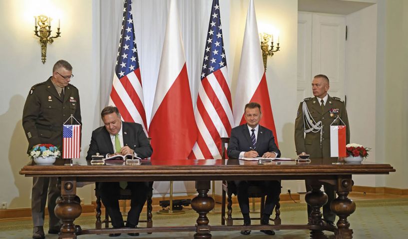 US Secretary of State Mike Pompeo (left) and Polish Minister of National Defence Mariusz Błaszczak (right) signed the EDCA on 15 August. (Polish MND)