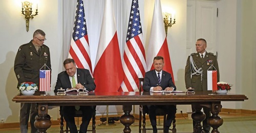 US Secretary of State Mike Pompeo (left) and Polish Minister of National Defence Mariusz Blaszczak (right) signed the EDCA on 15 August.