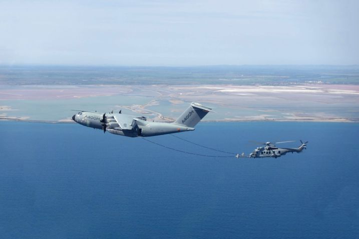 ‘Wet’ aerial refuelling contacts between an A400M and H225M helicopter were made for the first time during trials in late July, the DGA announced on 19 August. (DGA)