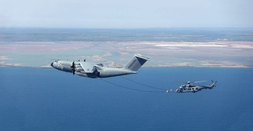 'Wet' aerial refuelling contacts between an A400M and H225M helicopter were made for the first time during trials in late July, the DGA announced on 19 August.
