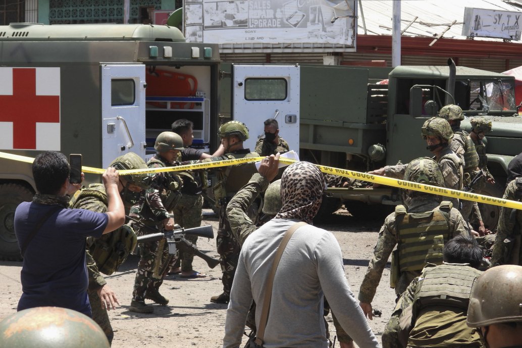 Security forces surround the area near the Barangay Walled City after two female militants conducted a co-ordinated IED attack in Jolo in the Philippines’ Solo province on 24 August.   (Getty Images )