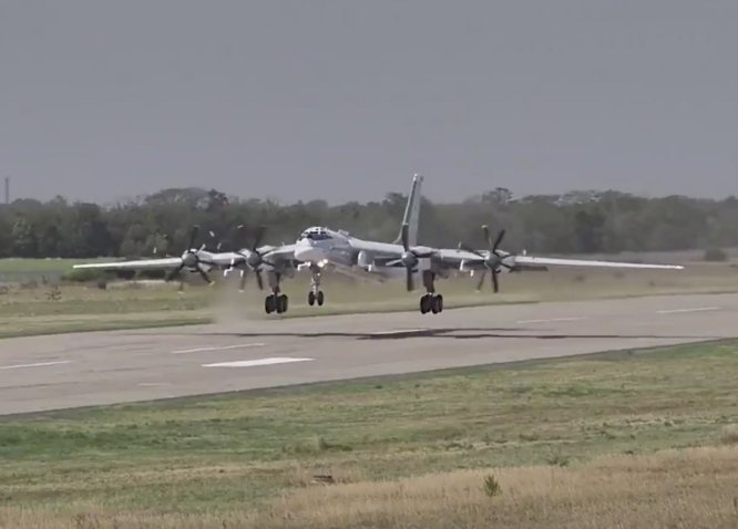 The Tu-95MSM prototype taking off for its first flight on 22 August. (UAC)