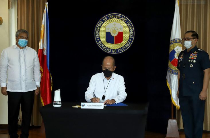 Philippine Defense Secretary Delfin Lorenzana (centre) signs the contract to procure air surveillance radars from Japan’s Mitsubishi Electric Corporation. (Philippine DND)
