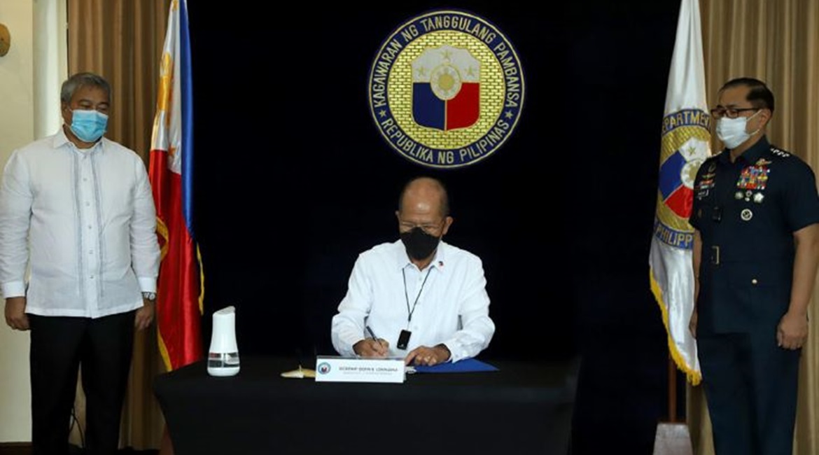 Philippine Defense Secretary Delfin Lorenzana (centre) signs the contract to procure air surveillance radars from Japan's Mitsubishi Electric Corporation.
