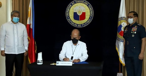 Philippine Defense Secretary Delfin Lorenzana (centre) signs the contract to procure air surveillance radars from Japan's Mitsubishi Electric Corporation.