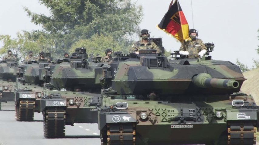 The first four Leopard 2A6s delivered to Panzerbataillon 363, led by battalion commander Lt Col Pane (right in the lead tank). (Bundeswehr/Hajo Riewe)
