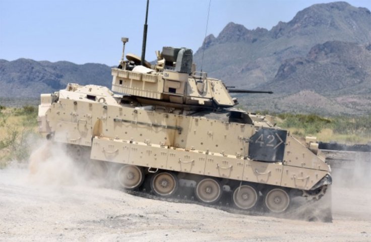 A M2A3 Bradley Fighting Vehicle crew changes position on the range during a gunnery training event in 2018. The US Army plans to issue a final RFP for its revamped Bradley replacement effort in December.  (US Army )