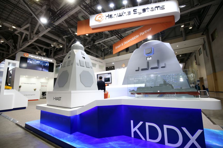 A scale model of Hanwha Systems’ I-MAST solution for the KDDX programme. The company was selected on 16 September as the final preferred bidder for the KDDX’s combat system and multifunction radar. (Hanwha Systems)