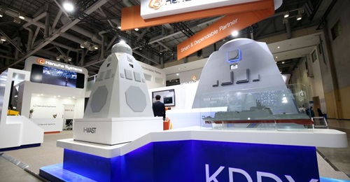 A scale model of Hanwha Systems' I-MAST solution for the KDDX programme. The company was selected on 16 September as the final preferred bidder for the KDDX's combat system and multifunction radar.