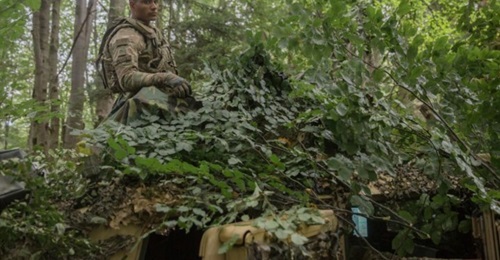 A US Army soldier sets camouflage netting during combat drills in Hohenfels, Germany. Camouflaging army units in emitter signal interference is one strategy service leaders are exploring, as part of a revamped EMSO strategy.