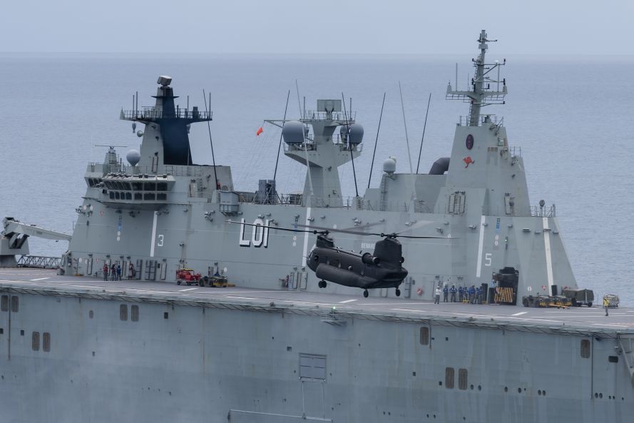
        A Republic of Singapore Air Force CH-47 helicopter landing on HMAS
        Adelaide
        as part of Exercise ‘Sea Wader 2020’.
       (Commonwealth of Australia/Department of Defence)