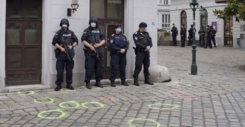 Police officers on 3 November guard the scene of the small-arms terrorist attack on 2 November 2020 in Vienna, Austria. Substantial reforms of the intelligence services have been proposed to address failures exposed by the attack.